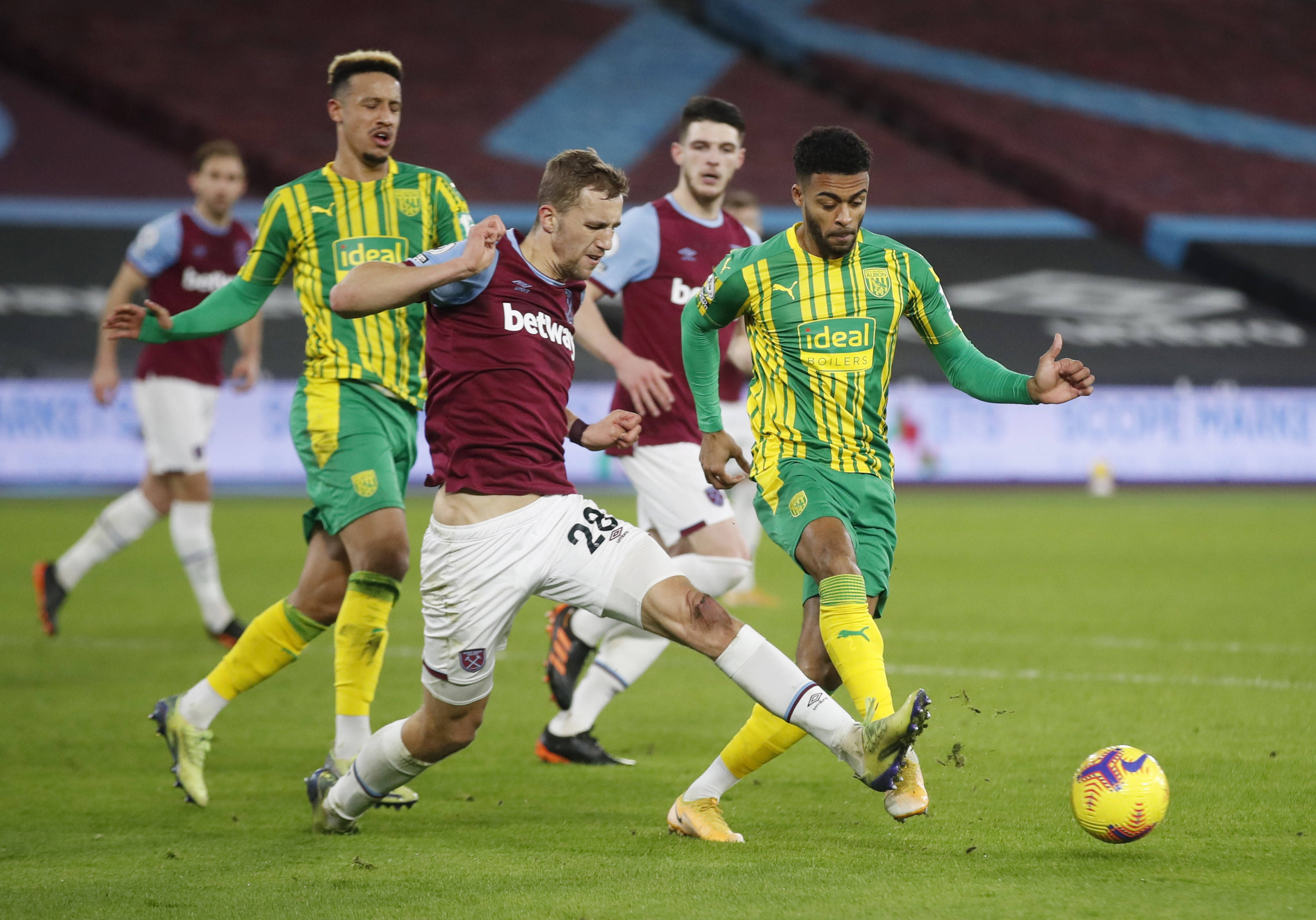 欢迎到队，莱里达竞技官方晒邝兆镭签约照.